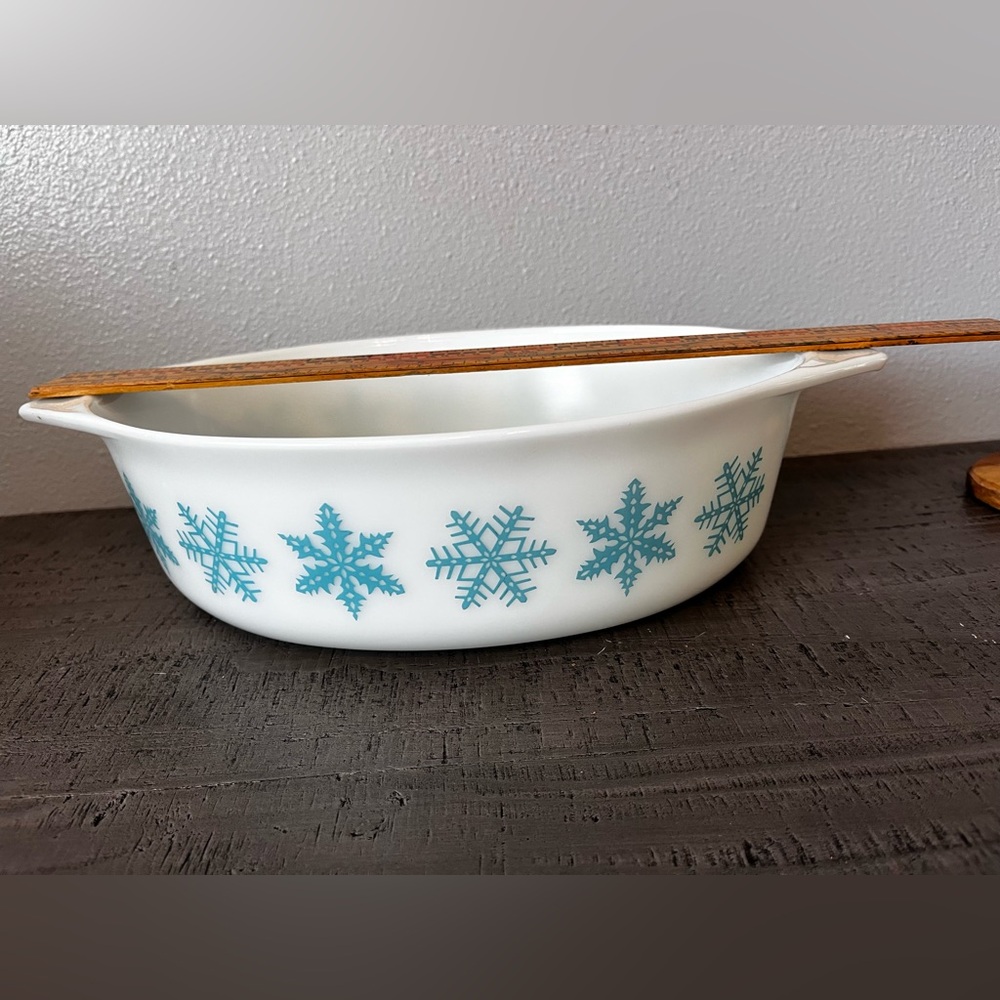 Pyrex Vintage 1950 White turquoise snowflake print Oval Baking Dish